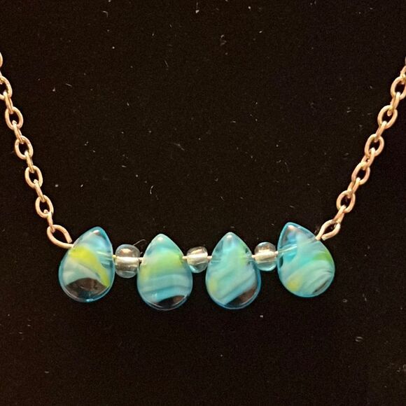 Handcrafted necklace. Glass beads on silver tone chain - Picture 2 of 3
